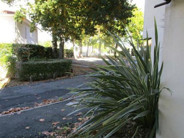 Nous vous proposons dans un cadre de verdure à 230 m de la p