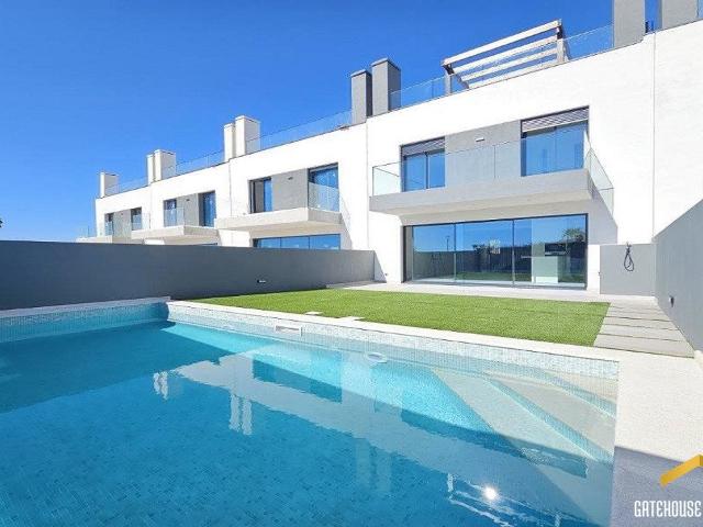 Nova moradia em bandas de 4 quartos com piscina em Montenegr. 207m² Montenegro