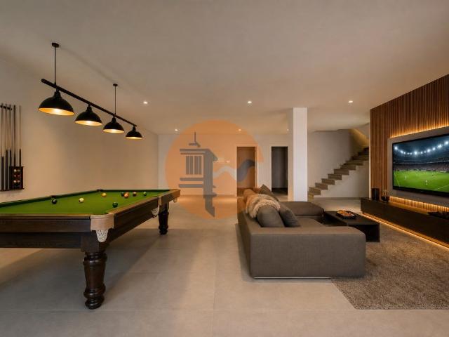 Nova Moradia T3+1 com Excelentes Áreas, Piscina e Cave em Ga. 260m² Montenegro