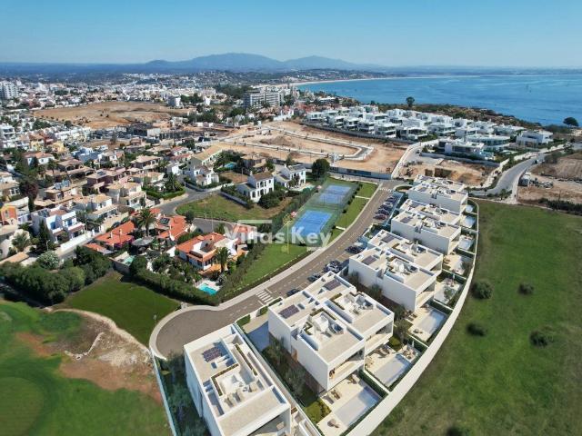 Nova moradia T4 com vista mar e piscina para venda em Lagos 244m² São Gonçalo de Lagos