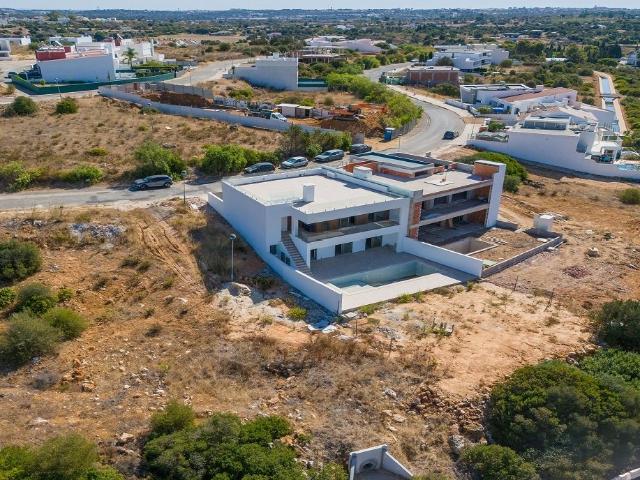 Nova casa com 3 quartos, piscina em Mexilhoeira Grande, Port. 193m² Portimão