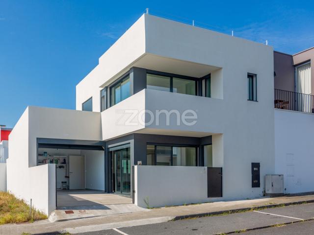 Nova casa de 3 quartos com terraços panorâmicos e vista para o mar em Atalhada