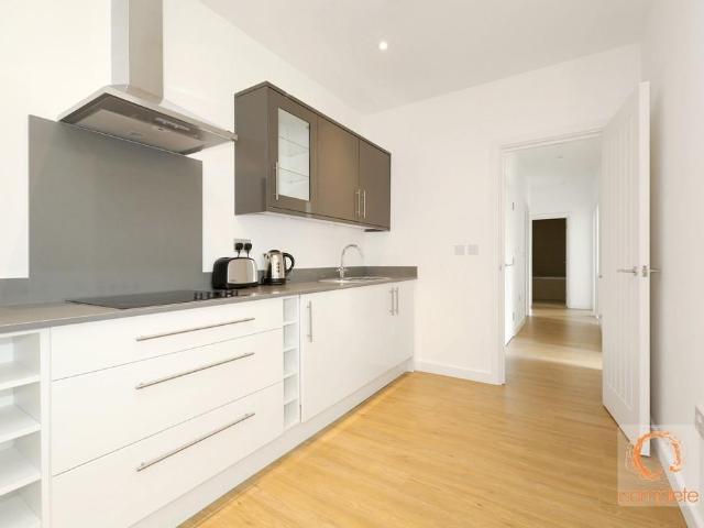 Nova House, Buckingham Gardens. 3 bed flat to rent £1,600 pcm £369 pw