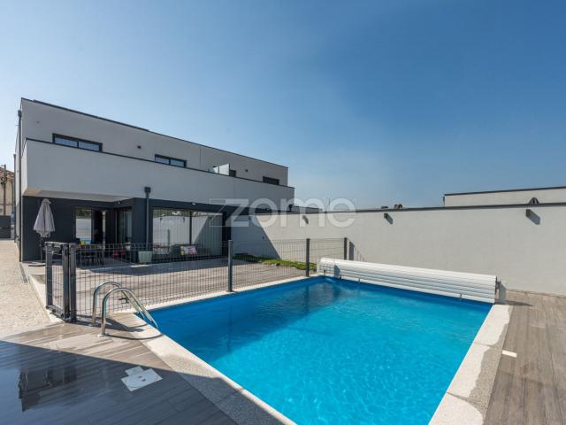 Nova vila de 4 quartos com piscina perto de Maia