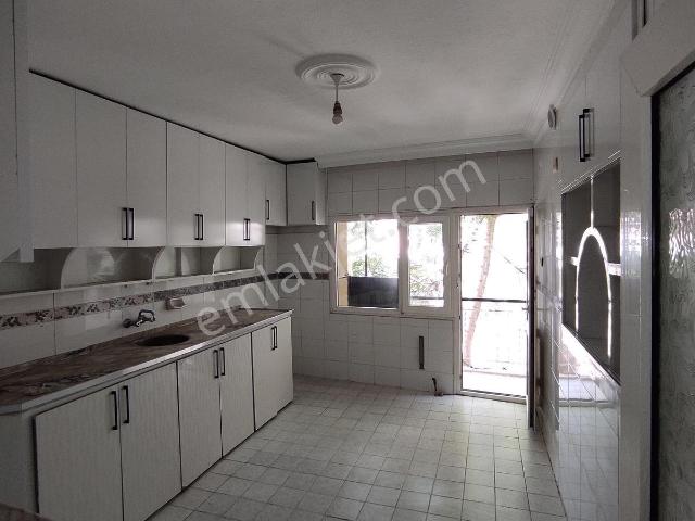 Nova'dan Çarşı Merkezde Satılık Geniş 2+1 Arakat Daire
