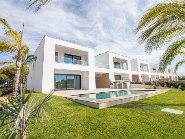 Novas Moradias Contemporâneas com Piscina Perto de Vilamoura 160m² Quarteira