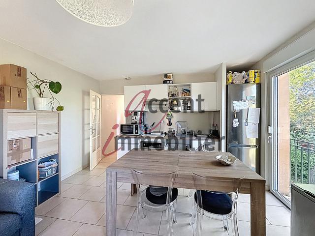 Noves: Appartement T3 55 m² avec 2 chambres et parking