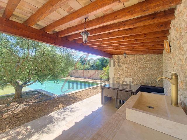 Noves: Double habitation et hangar, piscine et grand terrai. 212m² Noves