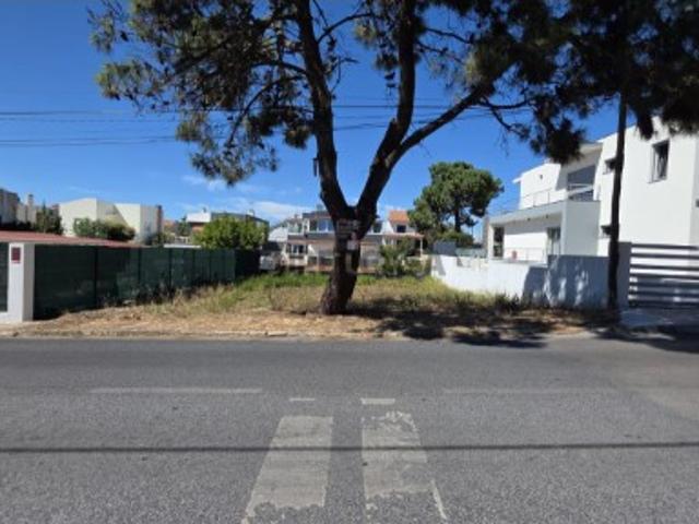 # NOVIDADE # TERRENO COM LOCALIZAÇÃO DE EXCELÊNCIA NA CHARNECA CAPARICA permite caminhar a comércio e serviços com facilidade