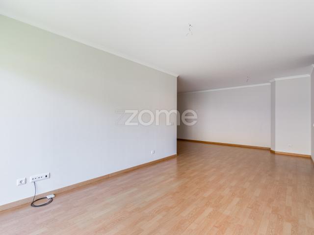 Novo apartamento de 2 quartos com piscina aquecida e localização privilegiada