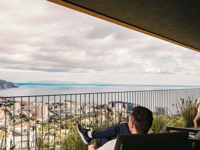 NOVO APARTAMENTO T3 DE LUXO COM VISTA PANORÂMICA PARA MAR E BAÍA DO FUNCHAL INSERIDO EM CONDOMÍNIO FECHADO COM PISCINAS E JARDINS