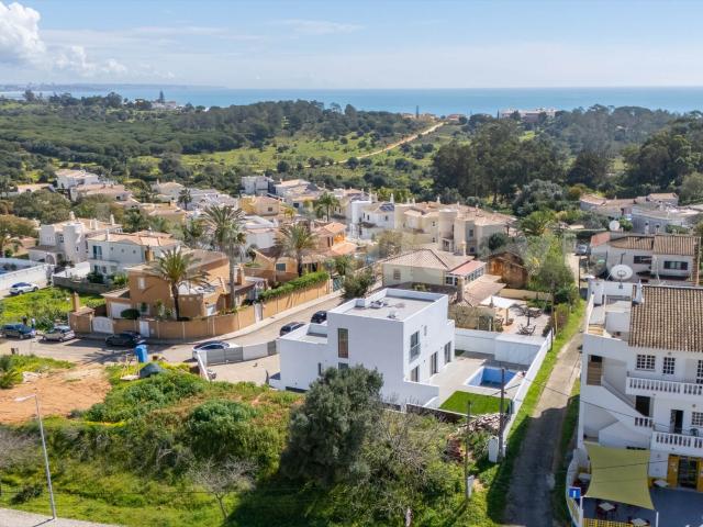 Novo Construído | Villa T4 Moderna em Albardeira para Venda. 155m² São Gonçalo de Lagos