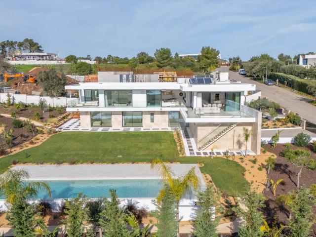 Novo Edifício | Mansão Futurista de Luxo T4 no Palmares Golf. 340m² Odiáxere