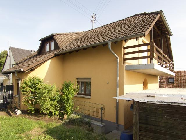Novo.Immo | Großzügiges Einfamilienhaus mit neuer Wohnküche, Kamin und Blick ins Grüne