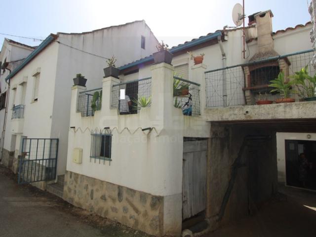NOVO PREÇO: Casa Rústica T2, com terraço e jardim a poucos minutos de Coja