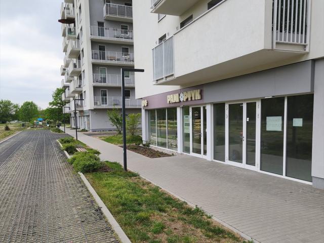 Nowy lokal usługowy 62 m² z witrynami i parkingiem