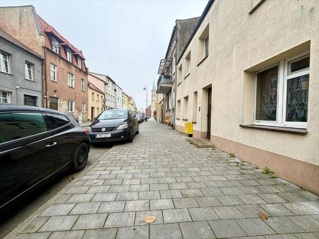 Sprzedam przestronne 2 pokojowe mieszkanie z ogródkiem i parkingiem