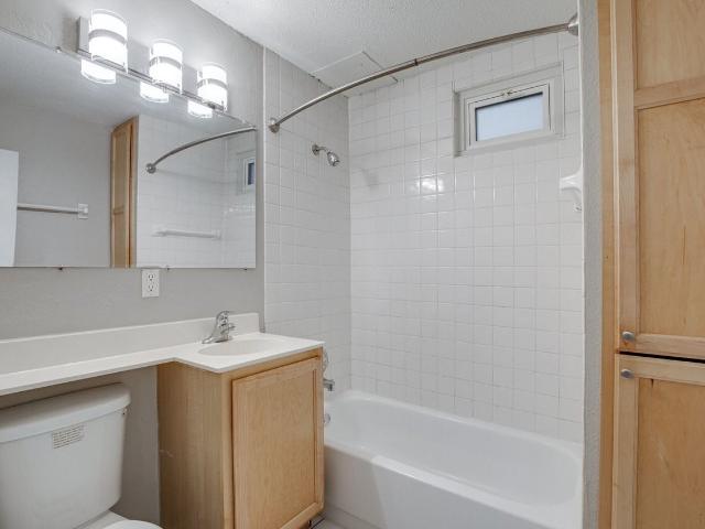 Now Leasing at Oak Grove Downtown | Historic Charm Meets Modern Living! 2 Bedroom Apartment for Rent at 116 Oak Grove St, Minneapolis, MN 55403 Loring Park
