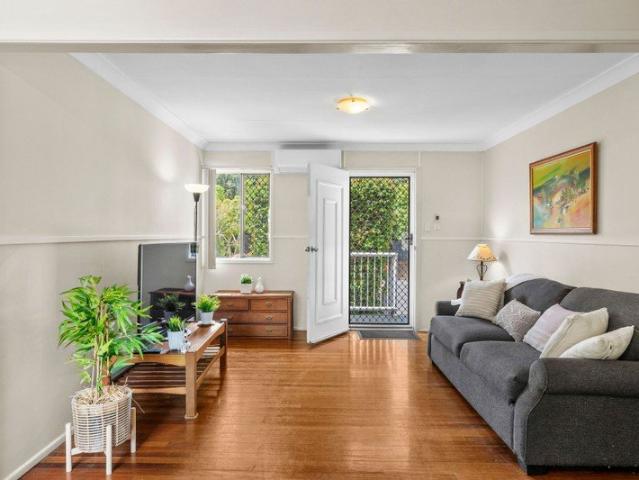 Now THIS is the dream LIFESTYLE! Walk to restaurants, cafes, pubs & Wynnum Foreshore!