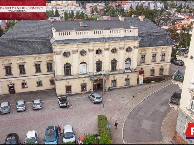 Na sprzedaż historyczny pałac z dziedzińcem 2000 m² w Nowej Rudzie