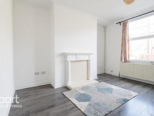 Nowell Grove, Leeds 3 bed terraced house to rent £1,100 pcm £254 pw