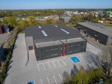 Nowoczesny magazyn 1180 m² z biurem, dokiem i rampą