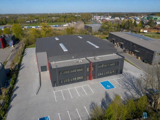 Nowoczesny magazyn z biurem 590 m², wysoka hala, doki