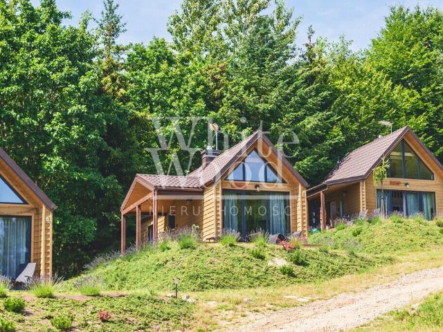 Nowoczesny ośrodek glamping nad jeziorem Ostrzyckim z 8 domkami