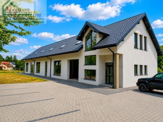 Nowoczesny obiekt handlowo usługowy 650 m² z dużym parkingiem
