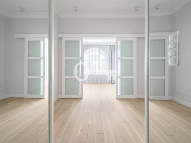 Nowoczesny apartament w zabytkowej kamienicy z kominkiem