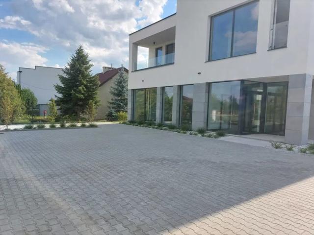 Nowoczesny biurowo magazynowy obiekt 840 m2 w Lesznowoli