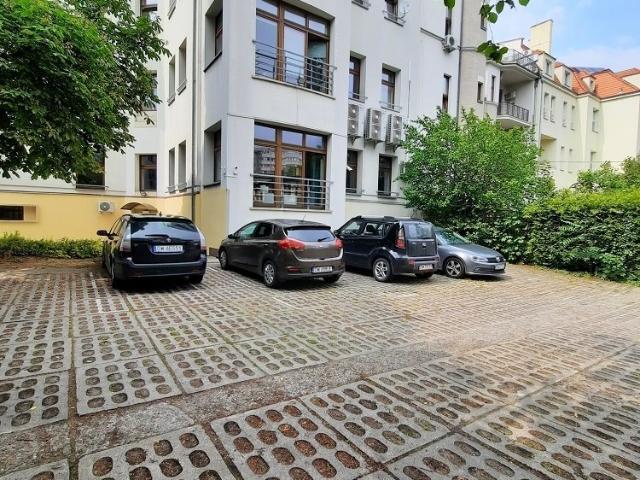 Nowoczesny biurowiec 241 m² z tarasem i parkingiem