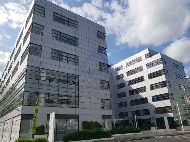 Nowoczesny biurowiec 309 m² z ochroną i parkingiem