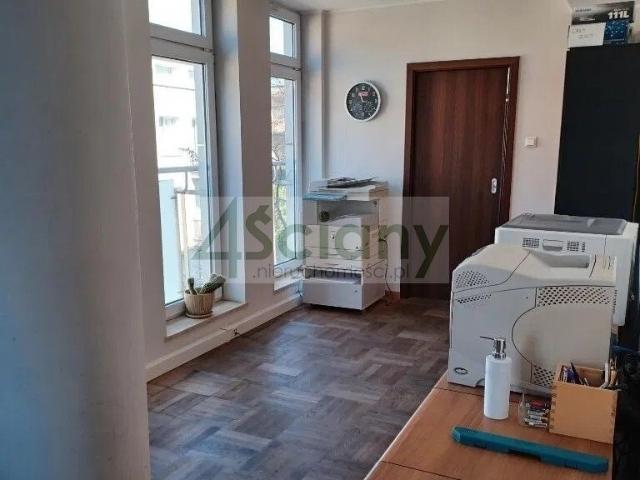 Nowoczesny biurowiec 354 m2 z tarasem i parkingiem