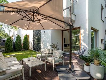 Nowoczesny bliźniak 161 m2 z dużym ogrodem i wysokimi przeszkleniami