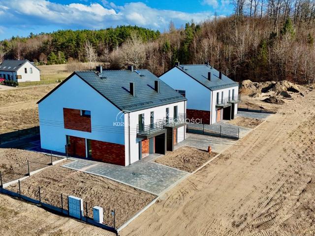 Nowoczesny bliźniak 121,68 m² z wykończonym strychem
