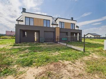 Nowoczesny bliźniak 121m2 z dużymi przeszkleniami i ogrodem