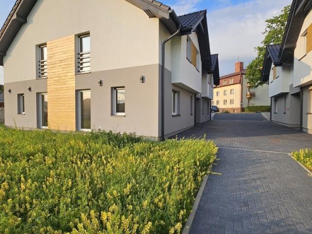 Nowoczesny bliźniak 71 m2 z garażem i zamkniętym terenem