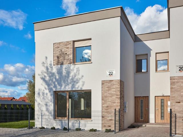 Dwupoziomowy dom z ogrodem 76,95 m² i parkingiem