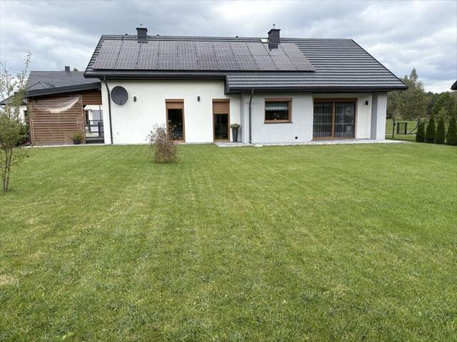 Zapraszam do obejrzenia nowoczesnego domu 106 m² z fotowoltaiką i dużą działką