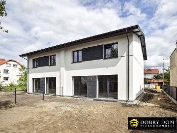 Nowoczesny dom 135 m² z dużymi przeszkleniami i ogrodem