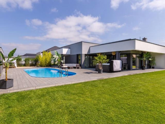 Nowoczesny dom 140 m² z basenem i jacuzzi gotowy!