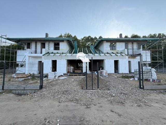 Nowoczesny dom 142 m² z garażem i dużą działką w Brwinowie
