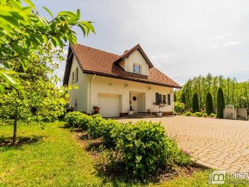 Nowoczesny dom 144 m2 z kominkiem i własnym źródłem wody