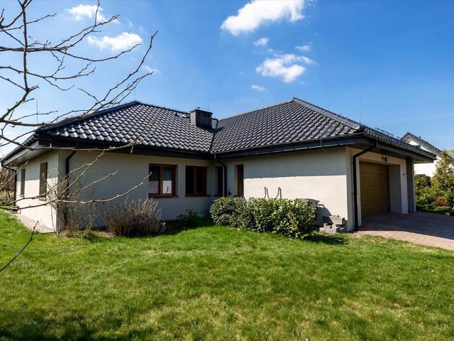 Nowoczesny dom parterowy 167 m² z garażem i tarasem
