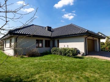 Nowoczesny dom parterowy 167 m² z garażem i tarasem