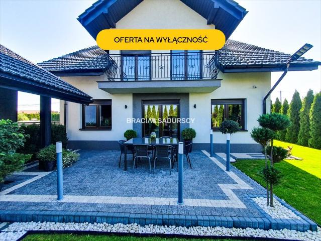 Zapraszam do obejrzenia nowoczesnego domu 180 m² z garażami i poddaszem