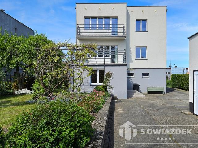 Sprzedam nowoczesny dom 185 m² z dużą działką i garażami