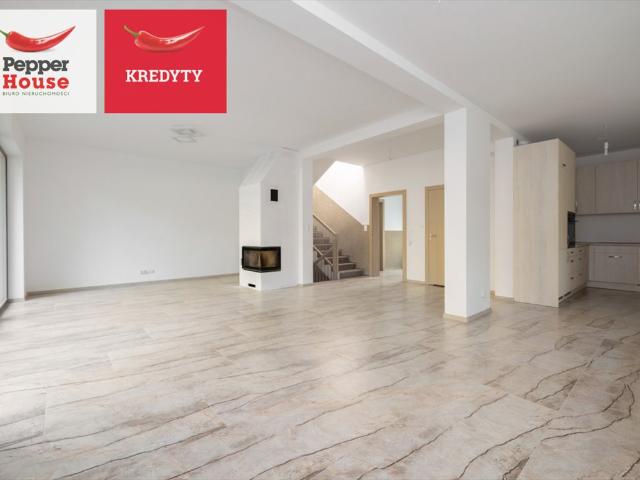 Nowoczesny dom 190 m² z dużą działką i kominkiem