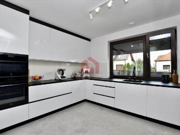 Nowoczesny dom 200 m2 z garażem, 4 sypialnie, 2 łazienki